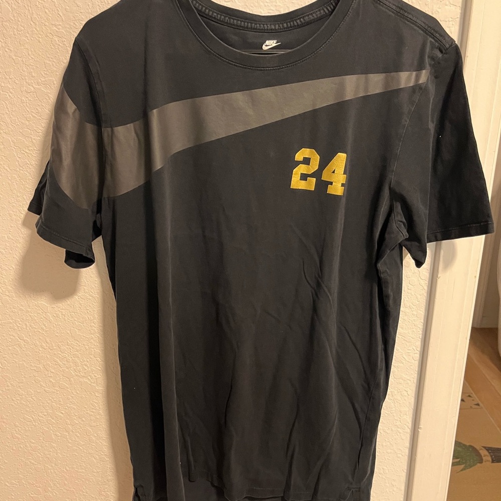 Nike Men's Black and Yellow Graphic Tee